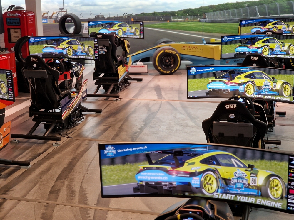 Sim Racing Arena in Hinwil – mehrere Cockpits in Renn-Setup