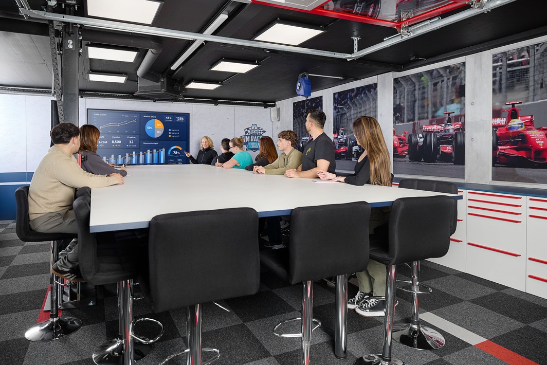 Meeting im A Plus Performance Meetingraum mit Live-Dashboards