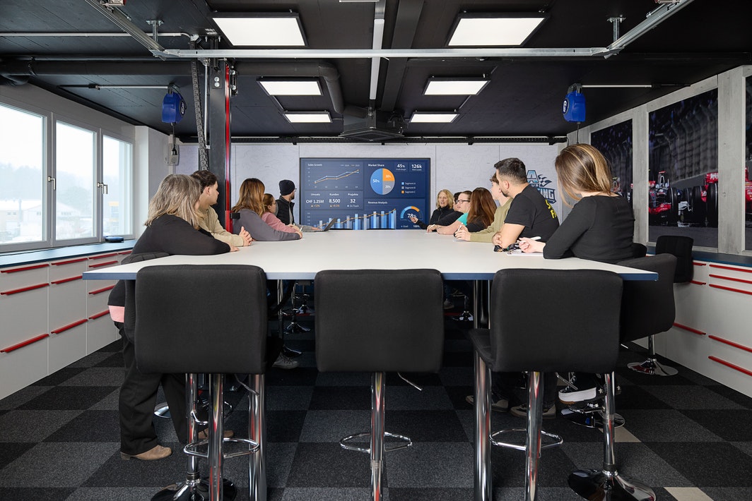 Workshop-Setting im Meetingraum mit Charts