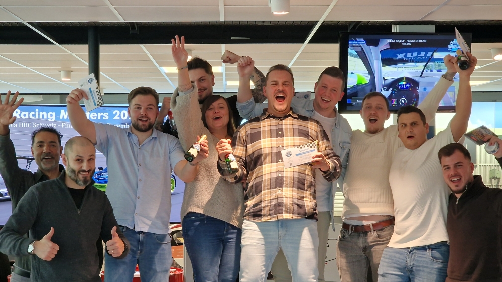 Jubelnde Gewinner-Gruppe nach dem Rennen